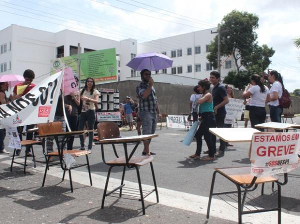 Alunos da Uespi bloqueiam trânsito em protesto na capital e Picos