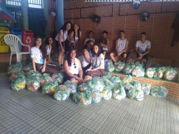 Alunos da Escola Pequeno Pr&iacute;ncipe fazem distribui&ccedil;&atilde;o de cestas b&aacute;sicas em Floriano.(Imagem:EPP)