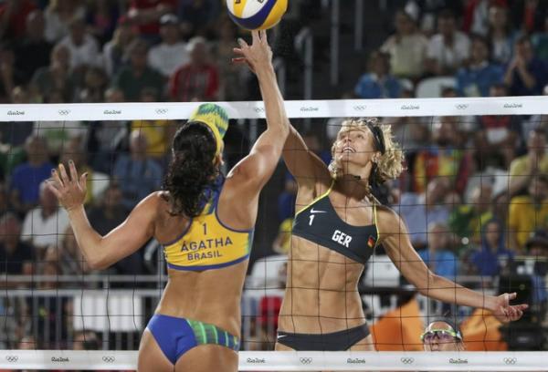 &Aacute;gatha tenta bloquear Laura em Copacabana.(Imagem:Adrees Latif/REUTERS)