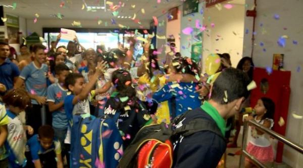 Atletas do Piau&iacute; s&atilde;o recebidos com festa ap&oacute;s torneio internacional.(Imagem:TV Clube)