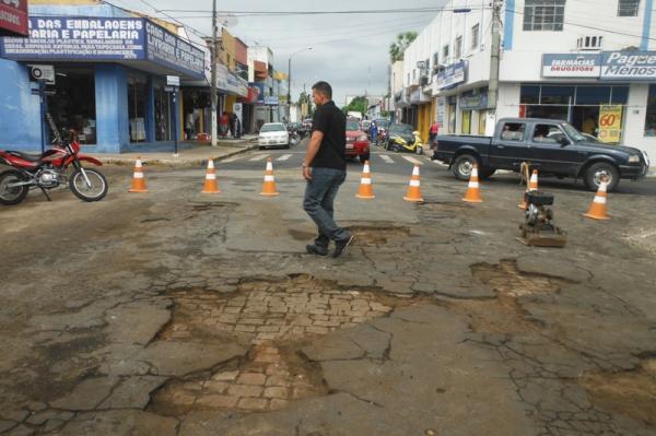 Prefeitura inicia opera&ccedil;&atilde;o tapa-buracos nas principais ruas de Floriano(Imagem:FlorianoNews)