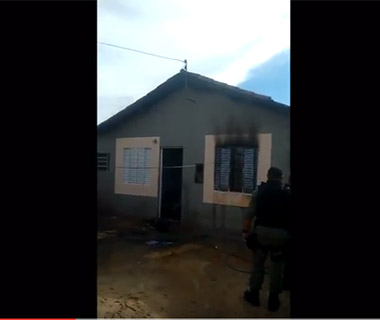 Casa pega fogo e populares denunciam incêndio criminoso