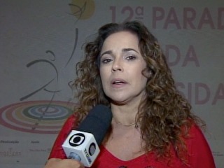 Acompanhada de namorada, cantora participará da Parada da Diversidade em Teresina