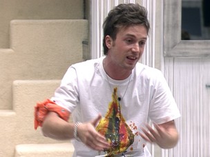Igor conta que já deu peteleco em cliente de restaurante onde trabalhava
