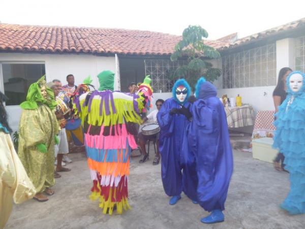 Bloco Chanas Cheirosas esquenta a quinta-feira pré-carnaval em Floriano