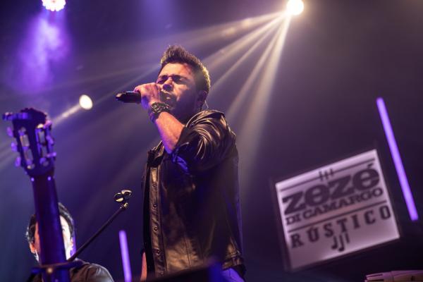 Zezé Di Camargo prepara DVD solo, mas nega fim da dupla com Luciano: "É uma instituição"
