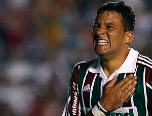 Com show de Conca e dois gols de Washington, Flu vence e vira líder