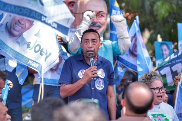 Joel Rodrigues recebe apoio de comerciantes durante caminhada pelo Centro de Teresina