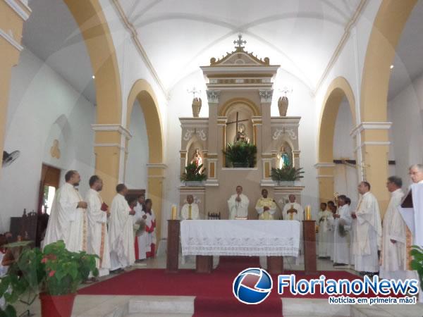 Cat&oacute;licos celebraram Corpus Christi com missa e prociss&atilde;o.(Imagem:FlorianoNews)