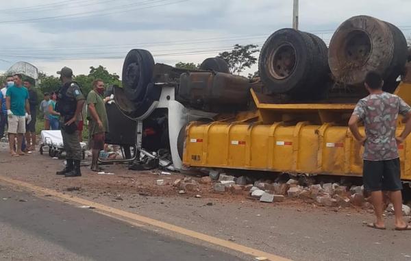 Caminhão-caçamba tomba e deixa três pessoas feridas na BR-407 em Picos, Sul do Piauí
