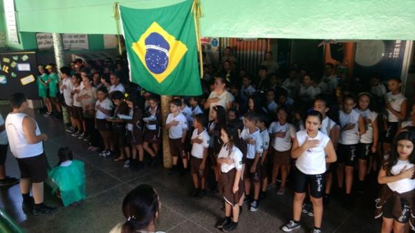 A&ccedil;&atilde;o c&iacute;vica marca Semana da P&aacute;tria na Escola Pequeno Pr&iacute;ncipe.(Imagem:EPP)