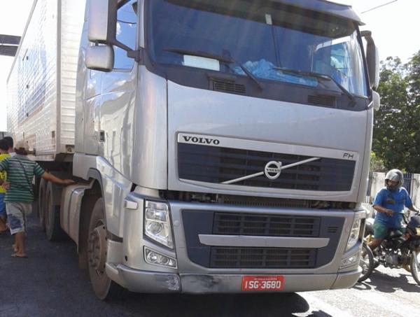 Carro capota após colidir com carreta no Centro de Floriano.(Imagem:FlorianoNews)