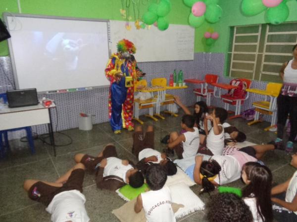 Na v&eacute;spera do Dia das Crian&ccedil;as, Escola Pequeno Pr&iacute;ncipe recebe visita do Palha&ccedil;o Carrapeta.(Imagem:FlorianoNews)
