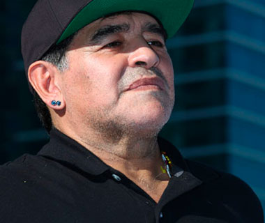 Maradona treina time no México e preside outro a 10 mil km de distância