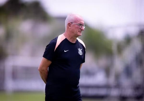 T&eacute;cnico Dorival J&uacute;nior em treino do Corinthians no CT Joaquim Grava.(Imagem:Rodrigo Coca/Ag&ecirc;ncia Corinthians)