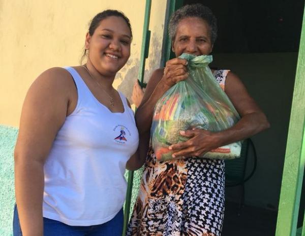 Alunos da Escola Pequeno Pr&iacute;ncipe fazem distribui&ccedil;&atilde;o de cestas b&aacute;sicas em Floriano.(Imagem:EPP)