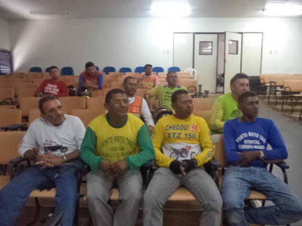 Reuni&atilde;o esclarece d&uacute;vidas sobre isen&ccedil;&atilde;o do IPVA para mototaxistas.(Imagem:FlorianoNews)
