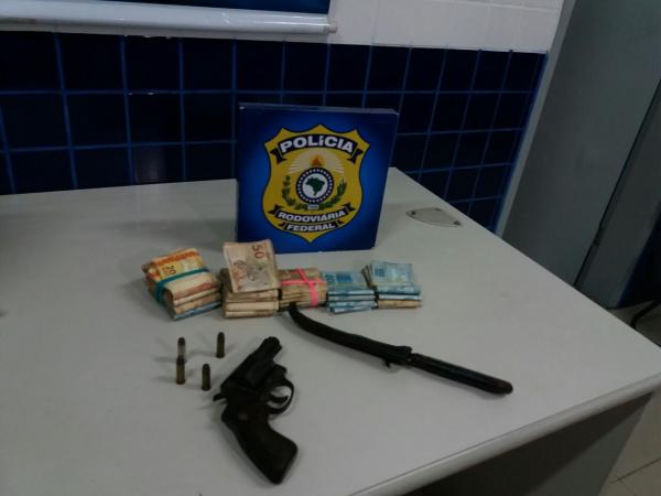 Homem preso com mandado de pris&atilde;o(Imagem:Divulga&ccedil;&atilde;o/PRF)