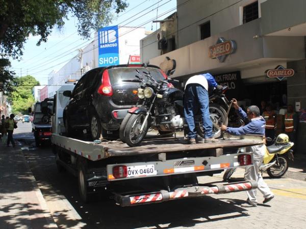 Ve&iacute;culos estacionados em local proibido foram rebocados.(Imagem:Gilcilene Ara&uacute;jo / G1 PI)
