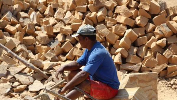 Trabalhadores em situação análoga à escravidão são resgatados usando explosivos em pedreira sem capa