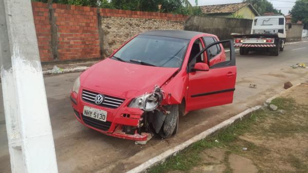 Carro colide contra poste e motorista foge do local em Floriano.(Imagem:Divulga&ccedil;&atilde;o)