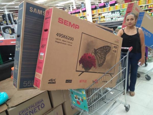 A pedagoga Ant&ocirc;nia Regina Ribeiro aproveitou os descontos nas TVs em Teresina, na Black Friday. (Imagem:Glayson Costa/G1)