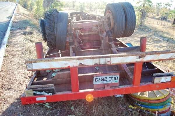 Carreta tomba depois de um pneu estourar na BR-343.(Imagem:Divulga&ccedil;&atilde;o)