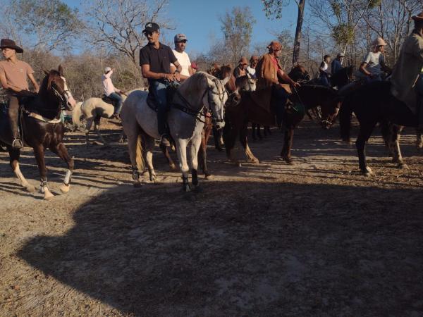Familiares e amigos se despedem de Adeval Caminha, o 