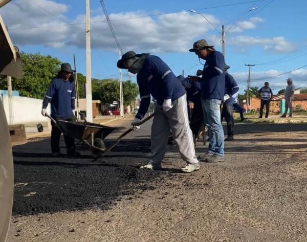 Prefeitura de Floriano retoma operação tapa-buraco com massa asfáltica