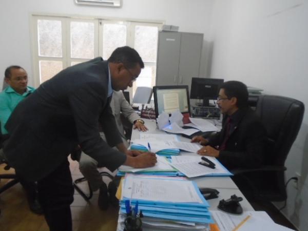 Termo de Ajustamento de Conduta obriga Prefeitura de Floriano a regularizar servidores