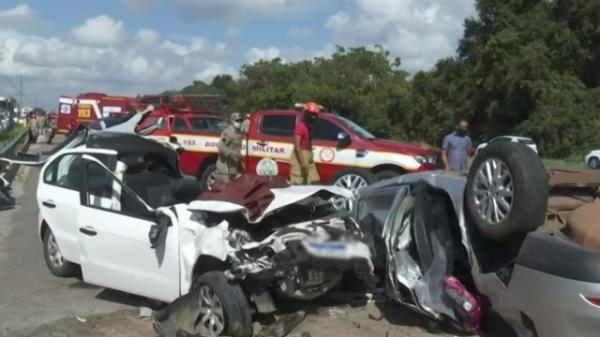 O carro do m&eacute;dico ficou totalmente destruido(Imagem:Reprodu&ccedil;&atilde;o)