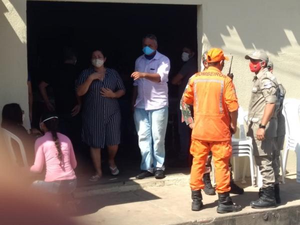 Em velório, família lamenta morte de jovem bombeiro e esposa vítimas de acidente
