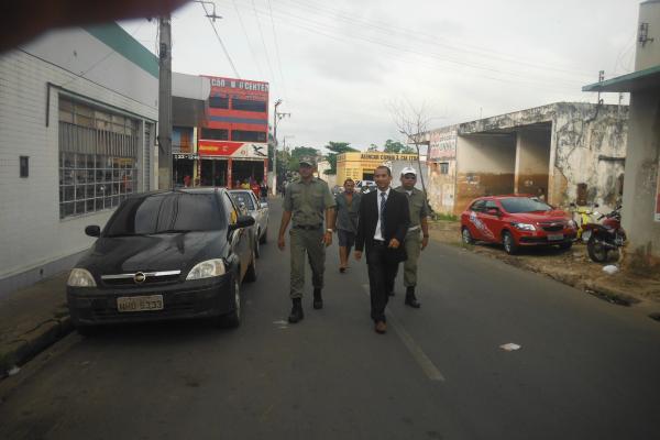 Iniciada opera&ccedil;&atilde;o de desobstru&ccedil;&atilde;o do tr&acirc;nsito no centro de Floriano.(Imagem:FlorianoNews)