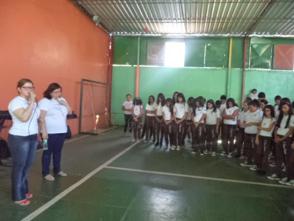 Alunos promovem abraço simbólico pelo aniversário da Escola Pequeno Príncipe.(Imagem:FlorianoNews)