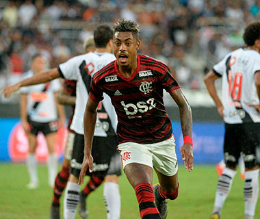 Flamengo bate Vasco e abre vantagem na final do Carioca