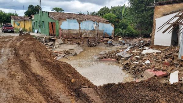 Duas casas desabam com força da água após temporal em Piripiri