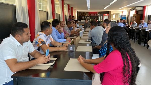 Prefeito e lideranças se reúnem para discutir preparativos do culto em ação de graças em Floriano