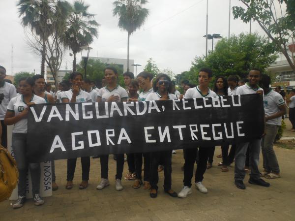 Alunos realizaram protesto contra obras inacabadas no CEEP em Floriano