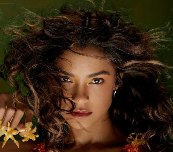 Lucy Alves anuncia a edição deluxe do álbum "Perigosíssima"