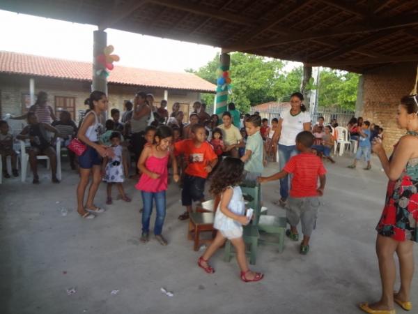 Palha&ccedil;o Carrapeta alegrou a crian&ccedil;ada na tarde do &uacute;ltimo s&aacute;bado. (Imagem:FlorianoNews)