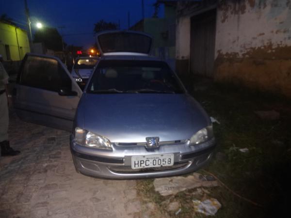 Carro &eacute; abandonado no centro de Floriano.(Imagem:FlorianoNews)