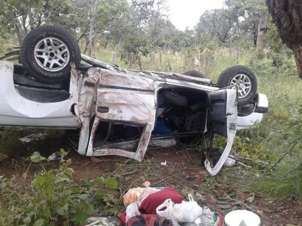 Ve&iacute;culo bateu em &aacute;rvore e em seguida capotou.(Imagem:Divulga&ccedil;&atilde;o)