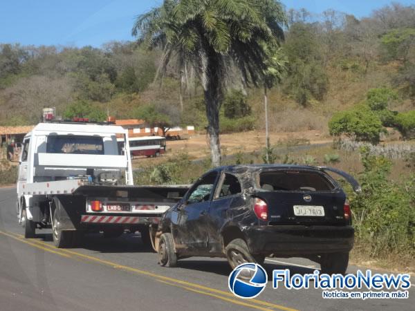Carro capota ap&oacute;s motorista perder o controle em curva da morte.(Imagem:FlorianoNews)