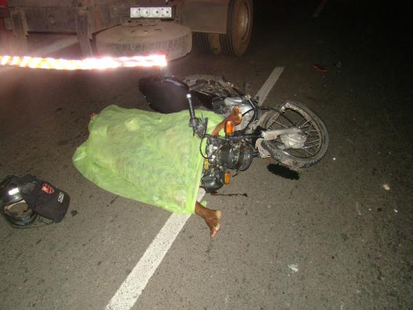 Motoqueiro morre após colidir com caminhão na zona Sul de Teresina