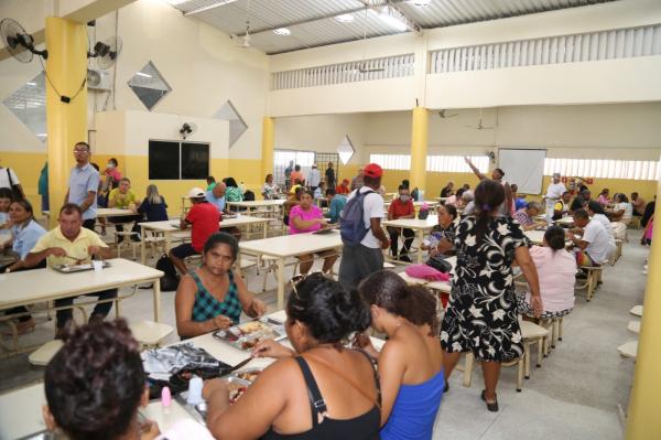  Ciro percorre ruas do Centro, tem contato com populares e almo&ccedil;a no Restaurante Popular(Imagem:Divulga&ccedil;&atilde;o)
