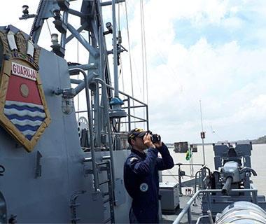 Navio da Marinha passa a monitorar litoral do Piauí em busca de manchas de óleo