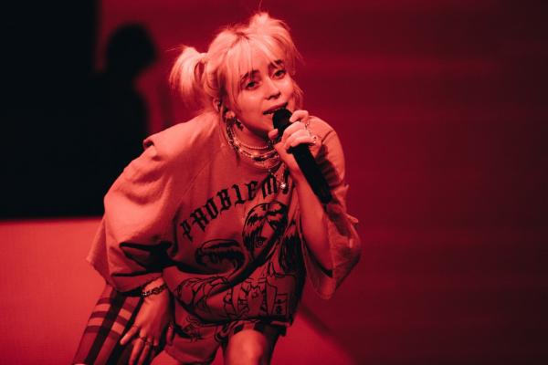 Billie Eilish será principal atração do festival de Glastonbury de 2022