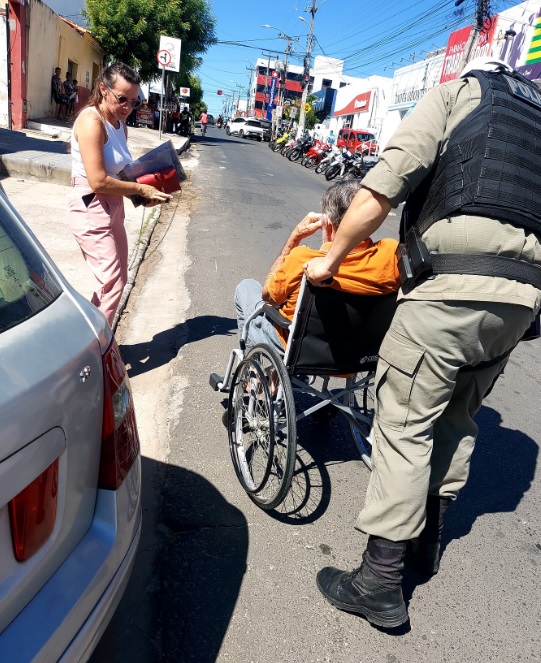 3º BPM de Floriano realiza ação humanizada e auxilia pessoas com mobilidade reduzida no trânsito