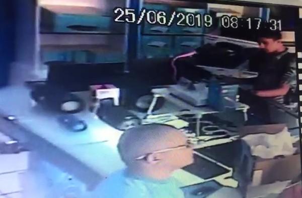Vídeo mostra homem furtando cinco computadores rodeado por funcionários de loja em Parnaíba