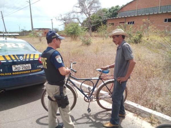 PRF realiza ação de educação para o trânsito com ciclistas durante operação da independência